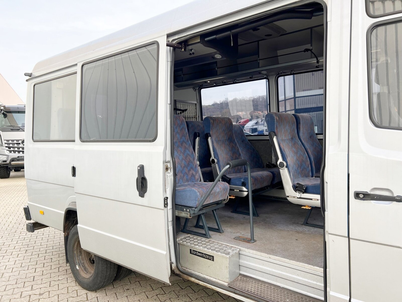 Minibüs, Minivan Mercedes-Benz 711 D-KA 4x2 711 D-KA 4x2, Standklima, 11-Sitze, 2 x on stock: fotoğraf 8