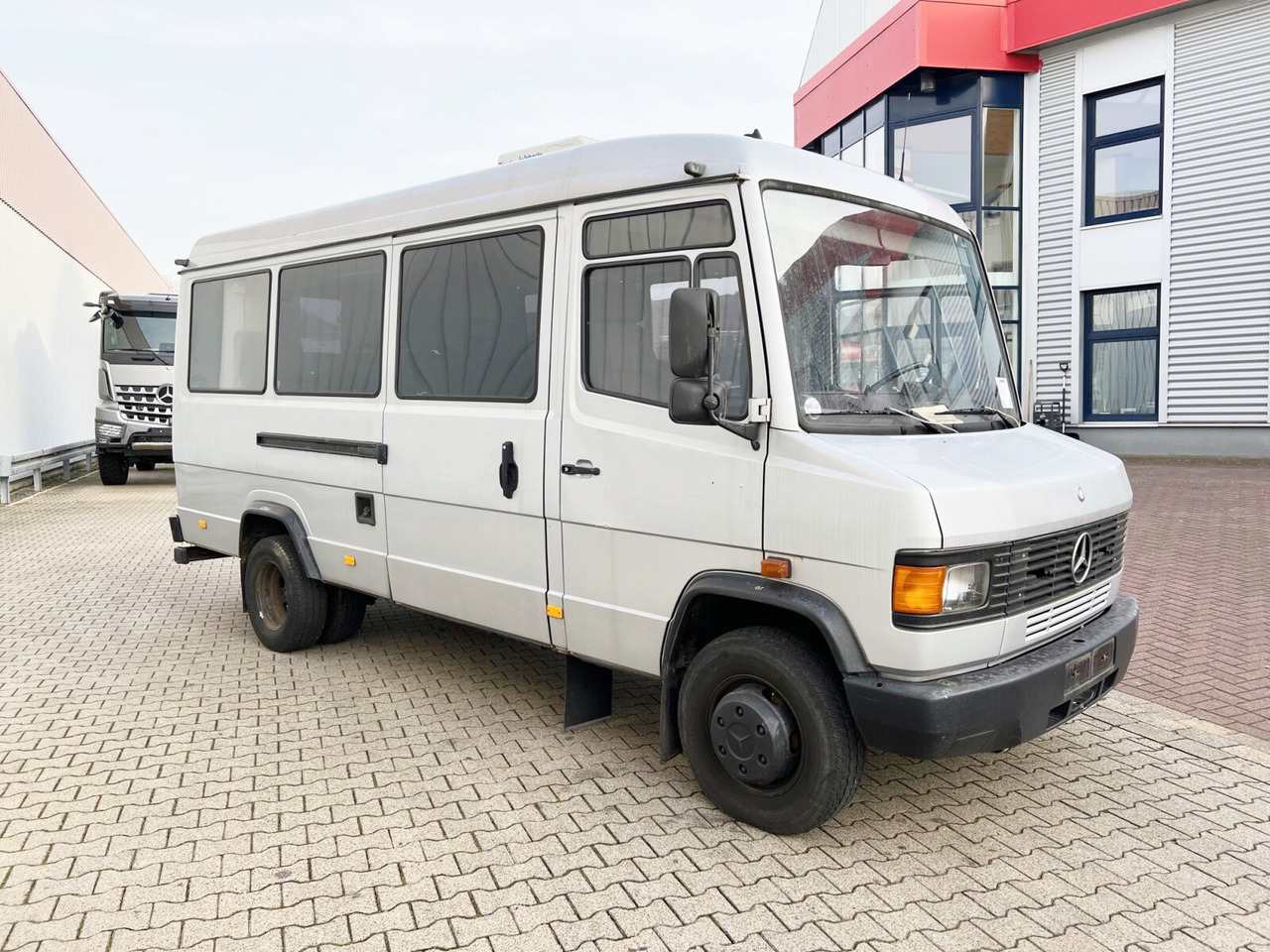 Minibüs, Minivan Mercedes-Benz 711 D-KA 4x2 711 D-KA 4x2, Standklima, 11-Sitze, 2 x on stock: fotoğraf 7