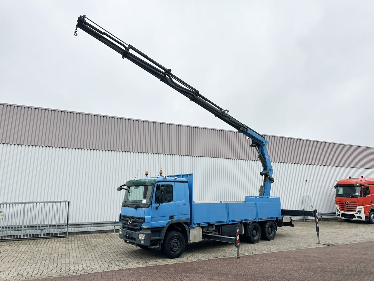 Mercedes-Benz Actros 2741 L 6x4 Actros 2741 L 6x4, Twist-Lock ausz. auf 3m, Heckkran Palfinger PK 42502-D, Funk - Sal/ Açık kasa kamyon, Vinçli kamyon: fotoğraf 1 Mercedes-Benz Actros 2741 L 6x4 Actros 2741 L 6x4, Twist-Lock ausz. auf 3m, Heckkran Palfinger PK 42502-D, Funk - Sal/ Açık kasa kamyon, Vinçli kamyon: fotoğraf 1
