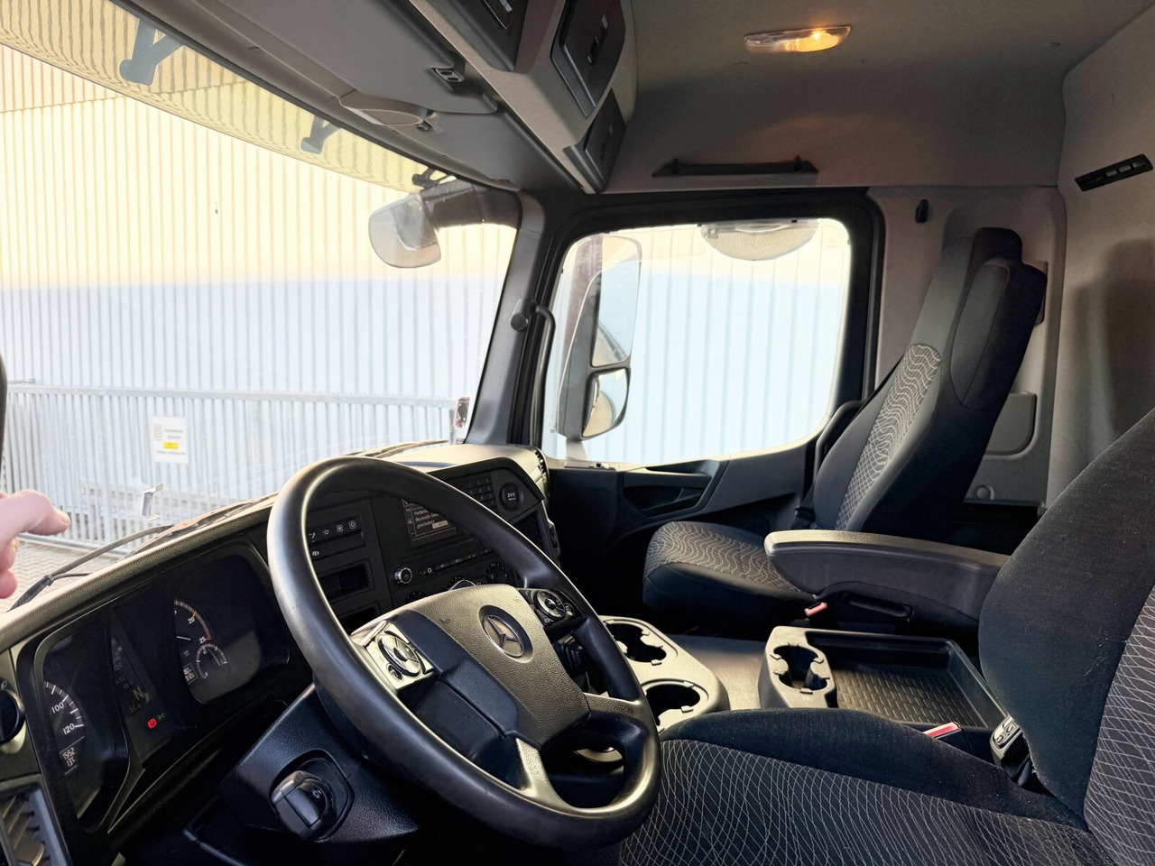 Mercedes-Benz Arocs 3351 AK 6x6 Arocs 3351 AK 6x6, Retarder, Grounder, Motorabtrieb, pneum. Heckklappenöffnung - Damperli kamyon: fotoğraf 4 Mercedes-Benz Arocs 3351 AK 6x6 Arocs 3351 AK 6x6, Retarder, Grounder, Motorabtrieb, pneum. Heckklappenöffnung - Damperli kamyon: fotoğraf 4