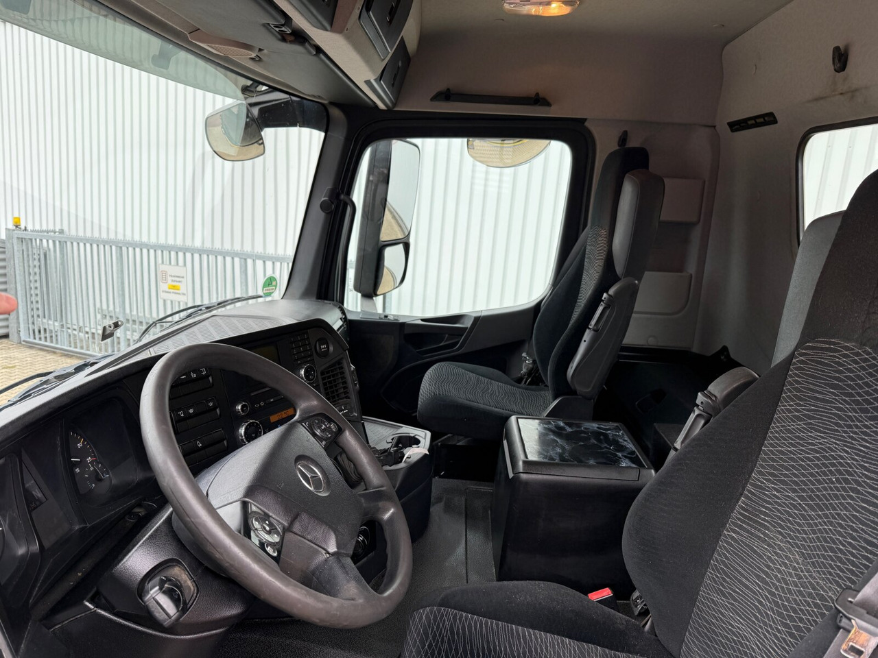 Mercedes-Benz Arocs 3363 K 6x4 Arocs 3363 K 6x4, Grounder, Turbo-Retarder-Kupplung - Kancalı yükleyici kamyon: fotoğraf 5 Mercedes-Benz Arocs 3363 K 6x4 Arocs 3363 K 6x4, Grounder, Turbo-Retarder-Kupplung - Kancalı yükleyici kamyon: fotoğraf 5