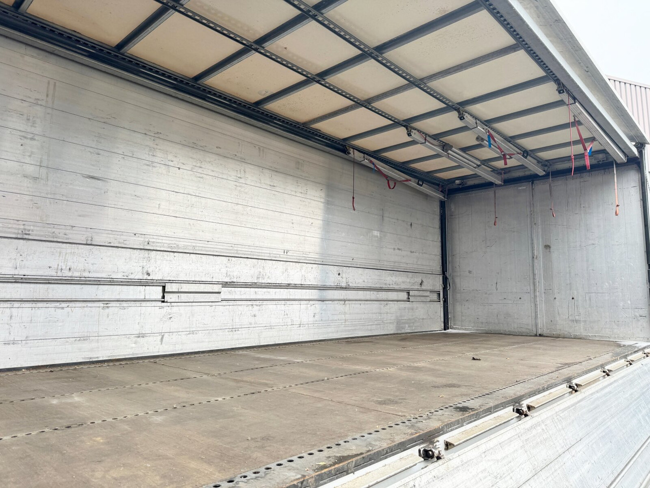 Kapalı kasa kamyon Mercedes-Benz Axor 1833 L 4x2 Axor 1833 L 4x2, Getränkekoffer: fotoğraf 13