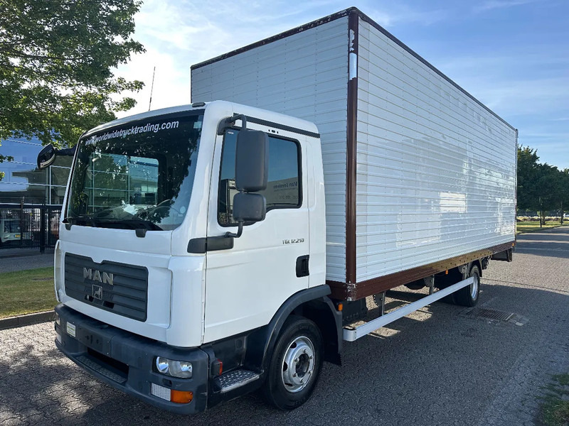 MAN TGL 12.210 MANUAL + 2000 KG LIFT + 2.60 M HIGH BIG BOX + AIRCO + SPRING / SPRING + 3 SEATS - Kapalı kasa kamyon: fotoğraf 1 MAN TGL 12.210 MANUAL + 2000 KG LIFT + 2.60 M HIGH BIG BOX + AIRCO + SPRING / SPRING + 3 SEATS - Kapalı kasa kamyon: fotoğraf 1