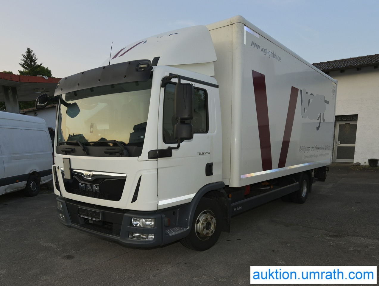 MAN TGL 12.250 4x2 L/BL Koffer Ladebordwand Klimaautomatik NAVI Luftfederung Automatikgetriebe EURO 6 - Kapalı kasa kamyon: fotoğraf 1 MAN TGL 12.250 4x2 L/BL Koffer Ladebordwand Klimaautomatik NAVI Luftfederung Automatikgetriebe EURO 6 - Kapalı kasa kamyon: fotoğraf 1