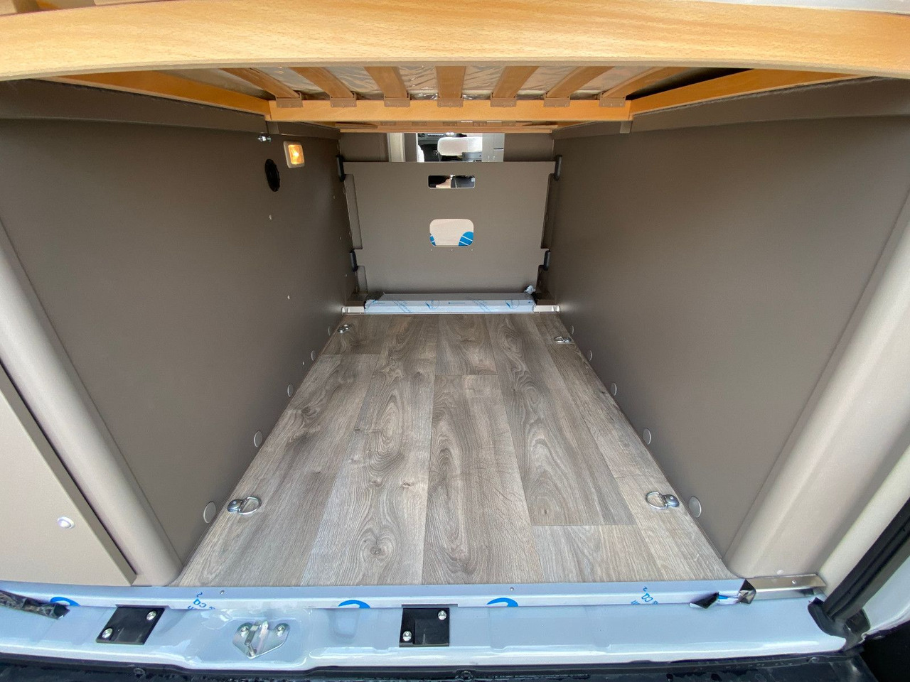 Camper van Carado CV 600 Dieselstandheizung, Skyroof, white Label: fotoğraf 20