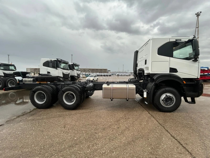 Iveco T-WAY AT380T43H 6x4 R20 Tyres Chassis - Barcelona Stock - Şasi kamyon: fotoğraf 2 Iveco T-WAY AT380T43H 6x4 R20 Tyres Chassis - Barcelona Stock - Şasi kamyon: fotoğraf 2
