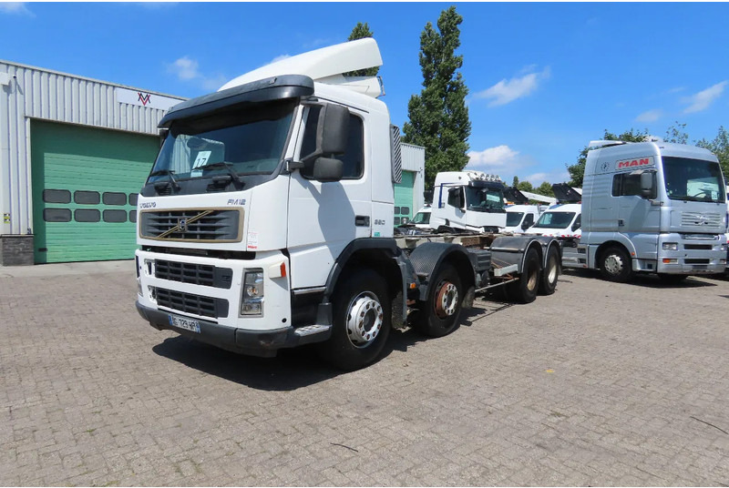 Volvo FM 380 8x4 FULL SPRING. 100% condition! - Şasi kamyon: fotoğraf 1 Volvo FM 380 8x4 FULL SPRING. 100% condition! - Şasi kamyon: fotoğraf 1