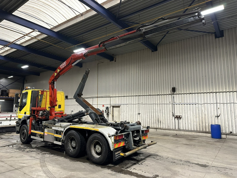Iveco TRAKKER 350 6x4 HOOKLIFT + CRANE FASSI F120.22 (5/6 F) - *342.000km* - STEEL SPRING / BIG AXLES - AS TRONIC AUTOMATIC GEARBOX - Kancalı yükleyici kamyon, Vinçli kamyon: fotoğraf 4 Iveco TRAKKER 350 6x4 HOOKLIFT + CRANE FASSI F120.22 (5/6 F) - *342.000km* - STEEL SPRING / BIG AXLES - AS TRONIC AUTOMATIC GEARBOX - Kancalı yükleyici kamyon, Vinçli kamyon: fotoğraf 4