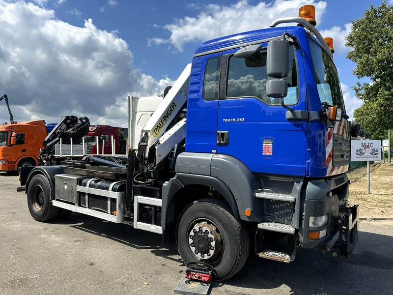 MAN TGA 18.310 4x4 HOOKLIFT + CRANE PALFINGER PK12000 - RADIO - ROTATOR - STEEL SPRING / HUB REDUCTION - MANUAL ZF - BE TRUCK - Kancalı yükleyici kamyon, Vinçli kamyon: fotoğraf 2 MAN TGA 18.310 4x4 HOOKLIFT + CRANE PALFINGER PK12000 - RADIO - ROTATOR - STEEL SPRING / HUB REDUCTION - MANUAL ZF - BE TRUCK - Kancalı yükleyici kamyon, Vinçli kamyon: fotoğraf 2
