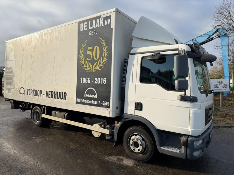 MAN TGL 8.180 4x2 BL COSED BOX / BAKWAGEN / CAISSE FERMEE - *184.000km* - 3 SEATER - EURO 5 - AIR SUSPENSION - BOX 6m00 x 2m49 x 2m38 - BE TRUCK - Kapalı kasa kamyon: fotoğraf 1 MAN TGL 8.180 4x2 BL COSED BOX / BAKWAGEN / CAISSE FERMEE - *184.000km* - 3 SEATER - EURO 5 - AIR SUSPENSION - BOX 6m00 x 2m49 x 2m38 - BE TRUCK - Kapalı kasa kamyon: fotoğraf 1