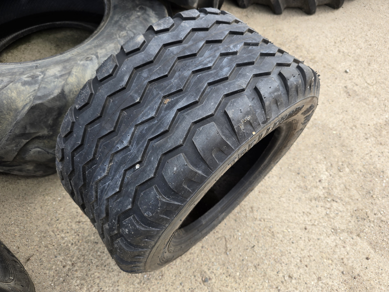 TRELLEBORG 340/55-16 - Lastik - İş makinaları: fotoğraf 2 TRELLEBORG 340/55-16 - Lastik - İş makinaları: fotoğraf 2