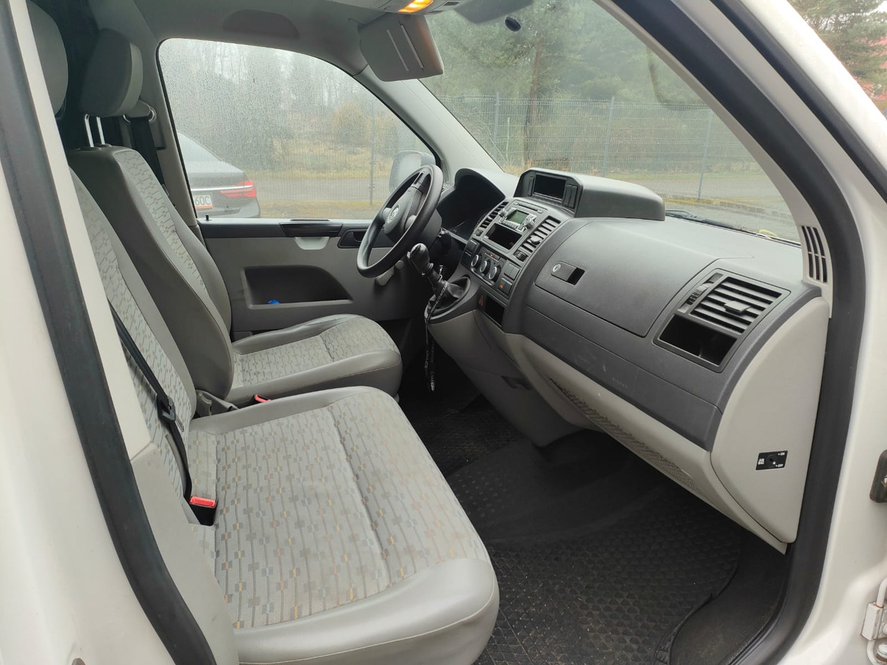 Volkswagen Transporter T 5.1 - Binek araba: fotoğraf 4 Volkswagen Transporter T 5.1 - Binek araba: fotoğraf 4