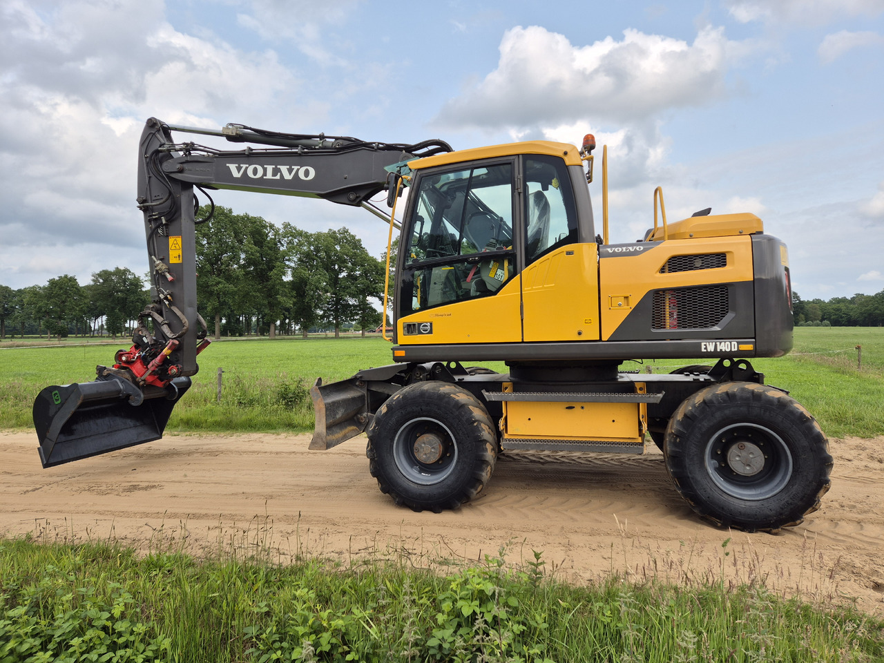 VOLVO EW 140 D - Tekerlekli ekskavatör: fotoğraf 1 VOLVO EW 140 D - Tekerlekli ekskavatör: fotoğraf 1