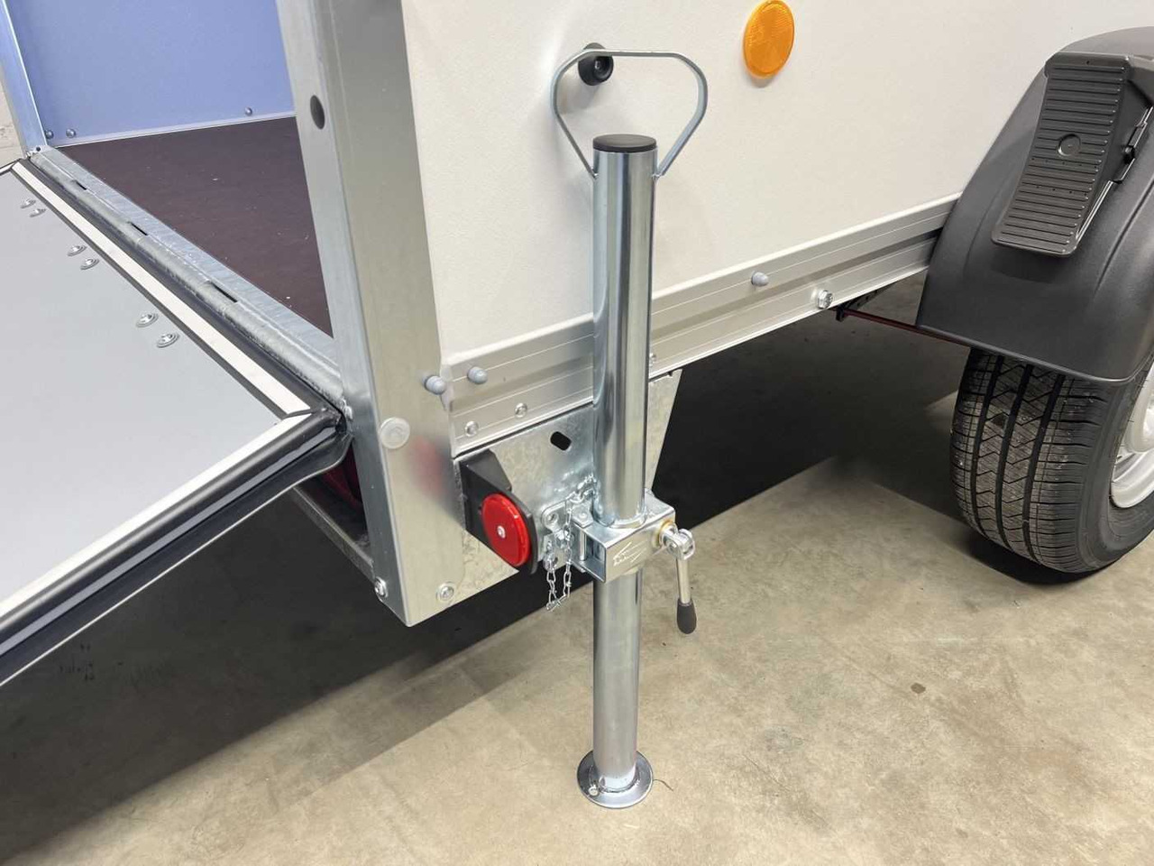 BOECKMANN KT 2513/135 V Rampe Stützen Kofferanhänger - Kapalı karoser römork: fotoğraf 4 BOECKMANN KT 2513/135 V Rampe Stützen Kofferanhänger - Kapalı karoser römork: fotoğraf 4