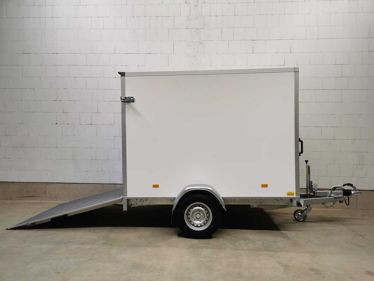 HAPERT Sapphire L-1 Rampe Kofferanhänger - Kapalı karoser römork: fotoğraf 1 HAPERT Sapphire L-1 Rampe Kofferanhänger - Kapalı karoser römork: fotoğraf 1