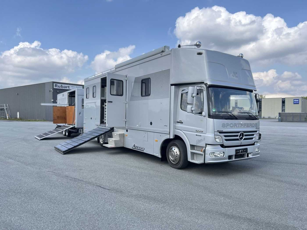 MERCEDES-BENZ Atego 1229 + Anhänger LKW - At taşıma aracı: fotoğraf 1 MERCEDES-BENZ Atego 1229 + Anhänger LKW - At taşıma aracı: fotoğraf 1