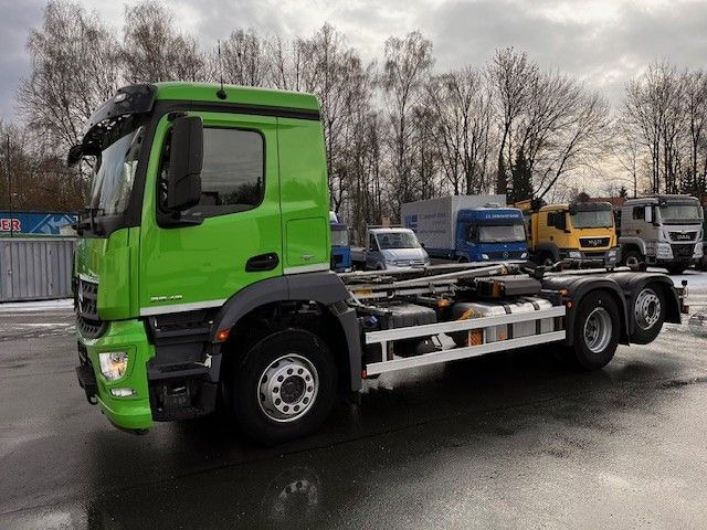 Mercedes-Benz Arocs 2643 Mit Meiller Abrollkipper Top - Kancalı yükleyici kamyon: fotoğraf 1 Mercedes-Benz Arocs 2643 Mit Meiller Abrollkipper Top - Kancalı yükleyici kamyon: fotoğraf 1