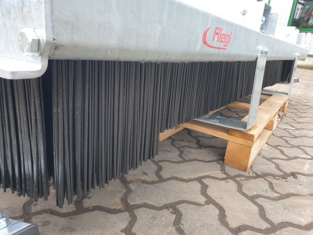 Fliegl Kehrbesen Löwe 2,50m* - Çayır biçme makinesi: fotoğraf 5 Fliegl Kehrbesen Löwe 2,50m* - Çayır biçme makinesi: fotoğraf 5