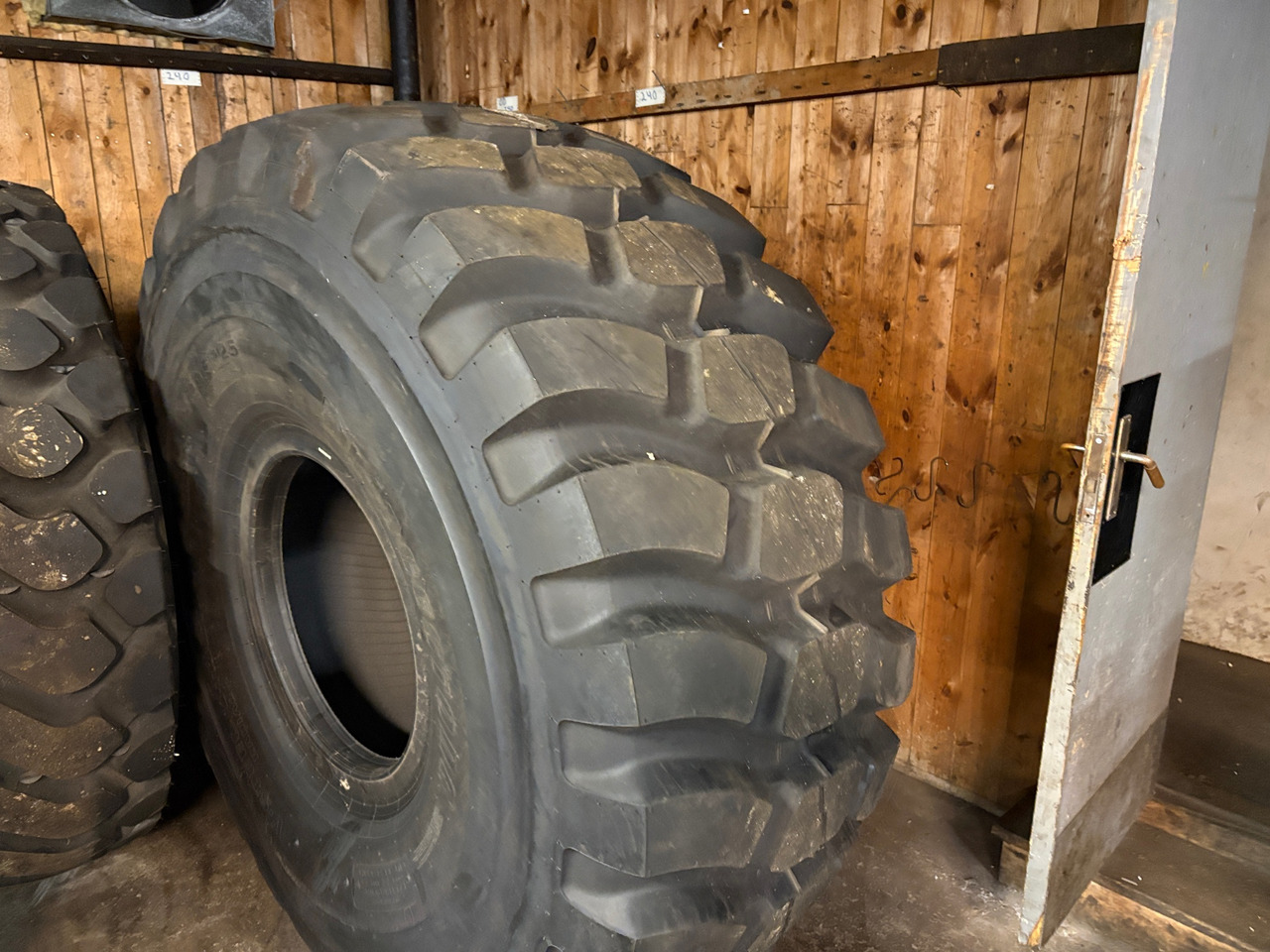 Bridgestone 29,5R25 - Lastik - İş makinaları: fotoğraf 1 Bridgestone 29,5R25 - Lastik - İş makinaları: fotoğraf 1