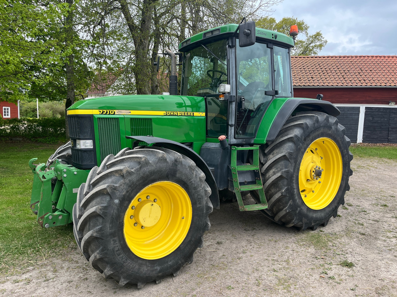 John Deere 7710 - Traktör: fotoğraf 1 John Deere 7710 - Traktör: fotoğraf 1