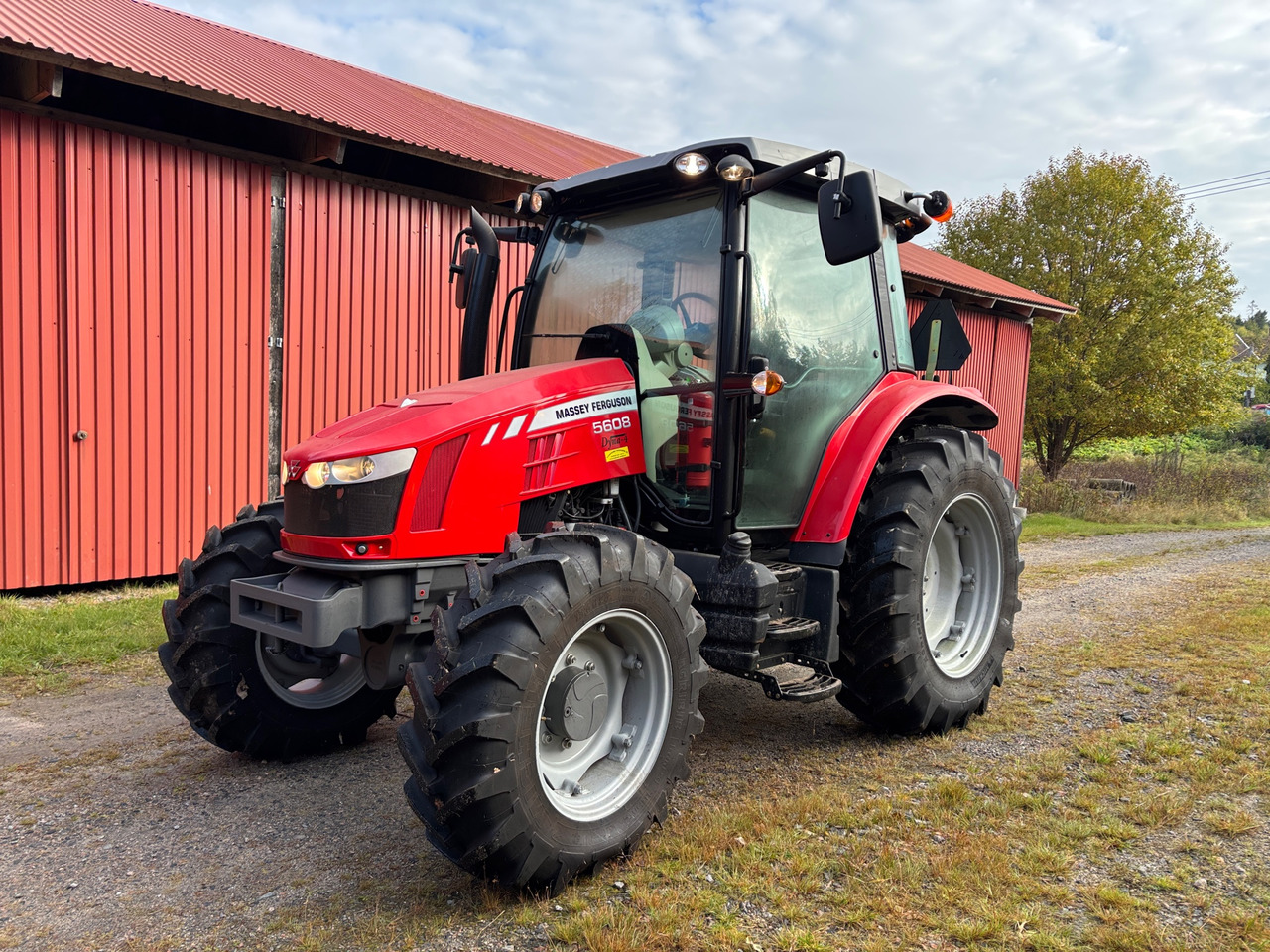 Massey Ferguson 5608 Dyna-4 - Traktör: fotoğraf 1 Massey Ferguson 5608 Dyna-4 - Traktör: fotoğraf 1