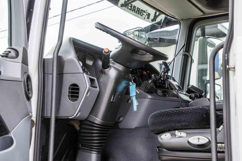 İç mekan fotoğrafi 1: Tanker kamyon Mercedes ACTROS 2544-MP3+MAGYAR INOX18.200L+17.700L/2X6COMP