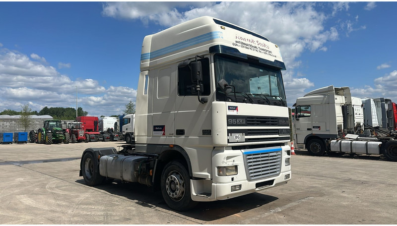 DAF 95 XF 380 (BOITE MANUELLE / EURO 3 / MANUAL GEARBOX / TRES BONNE ETAT) - Çekici: fotoğraf 3 DAF 95 XF 380 (BOITE MANUELLE / EURO 3 / MANUAL GEARBOX / TRES BONNE ETAT) - Çekici: fotoğraf 3