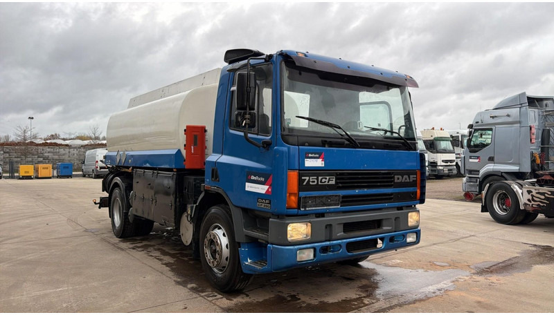 DAF CF 75.290 (15000L / 2 COMPARTIMENTS / MANUAL PUMP / EURO 2 / MANUAL GEARBOX) - Tanker kamyon: fotoğraf 2 DAF CF 75.290 (15000L / 2 COMPARTIMENTS / MANUAL PUMP / EURO 2 / MANUAL GEARBOX) - Tanker kamyon: fotoğraf 2
