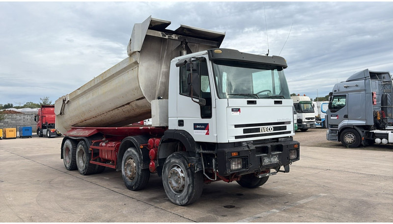 Iveco EUROTRAKKER 320 E 35 (GRAND PONT / LAMES / POMPE MANUELLE / 8X4 / CURSOR 8) - Damperli kamyon: fotoğraf 3 Iveco EUROTRAKKER 320 E 35 (GRAND PONT / LAMES / POMPE MANUELLE / 8X4 / CURSOR 8) - Damperli kamyon: fotoğraf 3