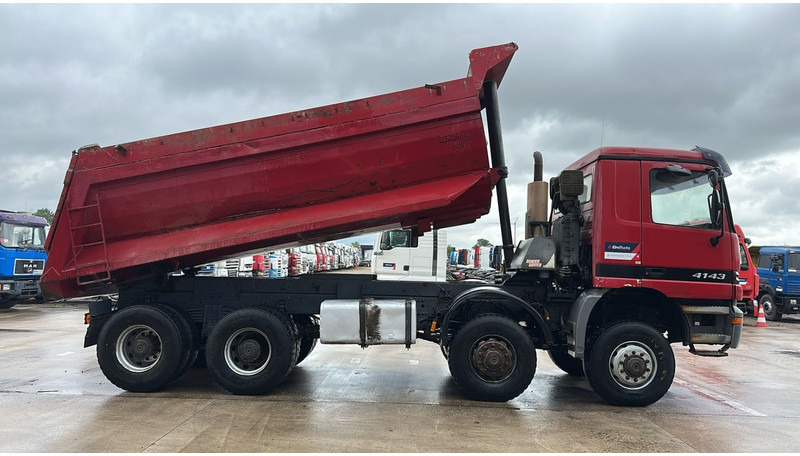 Mercedes-Benz Actros 4143 (BOITE MANUELLE / 8X8 / MANUAL GEARBOX / LAMES / GRAND PONT / BIG AXLE) - Damperli kamyon: fotoğraf 4 Mercedes-Benz Actros 4143 (BOITE MANUELLE / 8X8 / MANUAL GEARBOX / LAMES / GRAND PONT / BIG AXLE) - Damperli kamyon: fotoğraf 4