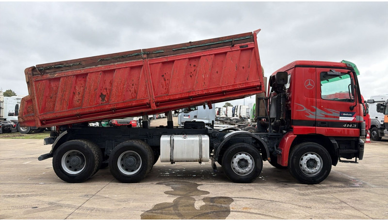 Mercedes-Benz Actros 4143 (GRAND PONT / BOITE MANUELLE / LAMES / 8X4 / STEEL SUSP.) - Damperli kamyon: fotoğraf 4 Mercedes-Benz Actros 4143 (GRAND PONT / BOITE MANUELLE / LAMES / 8X4 / STEEL SUSP.) - Damperli kamyon: fotoğraf 4