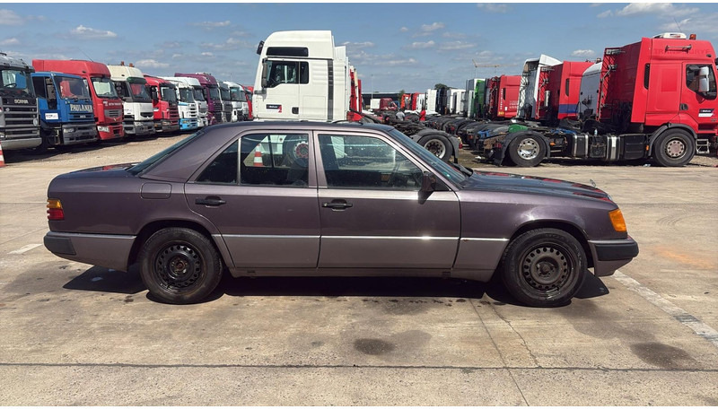 Mercedes-Benz E-Klasse 200 (GERMAN CAR / VOITURE D'ALLEMAGNE / ESSENCE / PETROL / MANUAL) - Sedan araba: fotoğraf 4 Mercedes-Benz E-Klasse 200 (GERMAN CAR / VOITURE D'ALLEMAGNE / ESSENCE / PETROL / MANUAL) - Sedan araba: fotoğraf 4