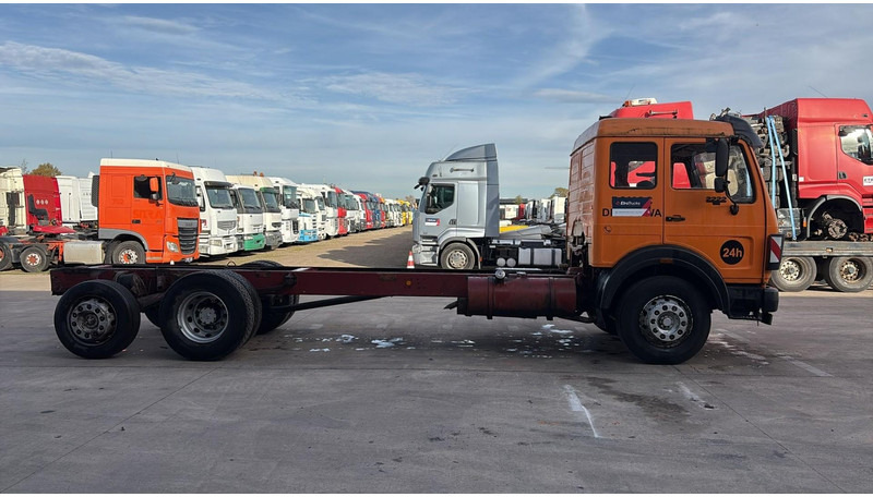 Mercedes-Benz SK 2222 (V6 / FULL STEEL / LAMES / BOITE MANUELLE / POMPE MANUELLE / 8 ROUES / 6X2) - Şasi kamyon: fotoğraf 3 Mercedes-Benz SK 2222 (V6 / FULL STEEL / LAMES / BOITE MANUELLE / POMPE MANUELLE / 8 ROUES / 6X2) - Şasi kamyon: fotoğraf 3