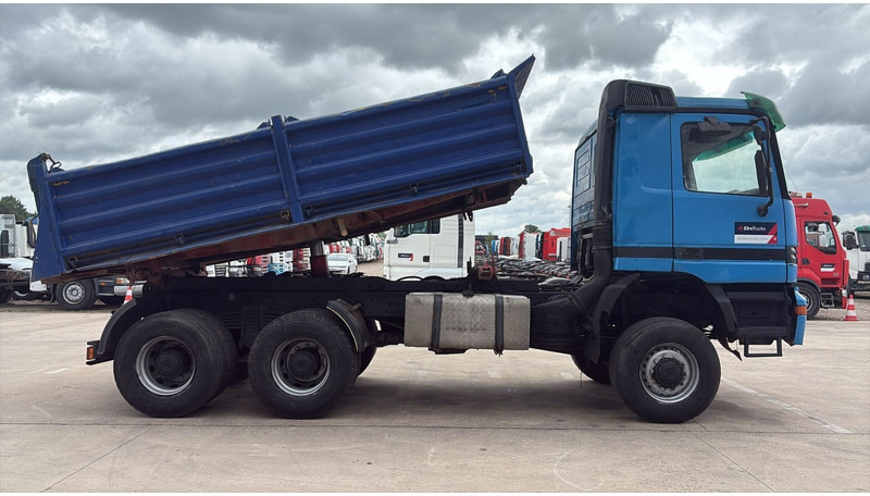 Mercedes-Benz actros 3340 (6X6 / BOITE MANUELLE /MANUAL GEARBOX / 3 PONTS / V6 / MP1) - Damperli kamyon: fotoğraf 4 Mercedes-Benz actros 3340 (6X6 / BOITE MANUELLE /MANUAL GEARBOX / 3 PONTS / V6 / MP1) - Damperli kamyon: fotoğraf 4