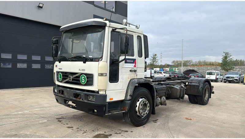Volvo FL 220 (FULL STEEL SUSP. / 10 BOLTS / 18 TONS / VERY CLEAN CHASSIS !!! / CHASSIS 5.50M LENGHT) - Şasi kamyon: fotoğraf 1 Volvo FL 220 (FULL STEEL SUSP. / 10 BOLTS / 18 TONS / VERY CLEAN CHASSIS !!! / CHASSIS 5.50M LENGHT) - Şasi kamyon: fotoğraf 1