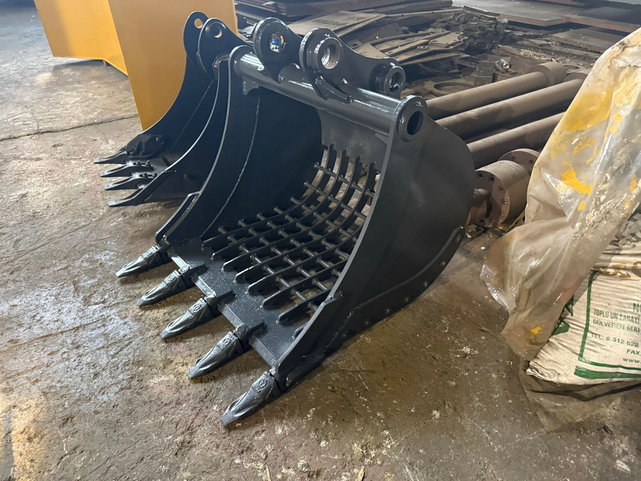 Takeuchi TB285 Skeleton Bucket - Ayırma kova - İş makinaları: fotoğraf 1 Takeuchi TB285 Skeleton Bucket - Ayırma kova - İş makinaları: fotoğraf 1