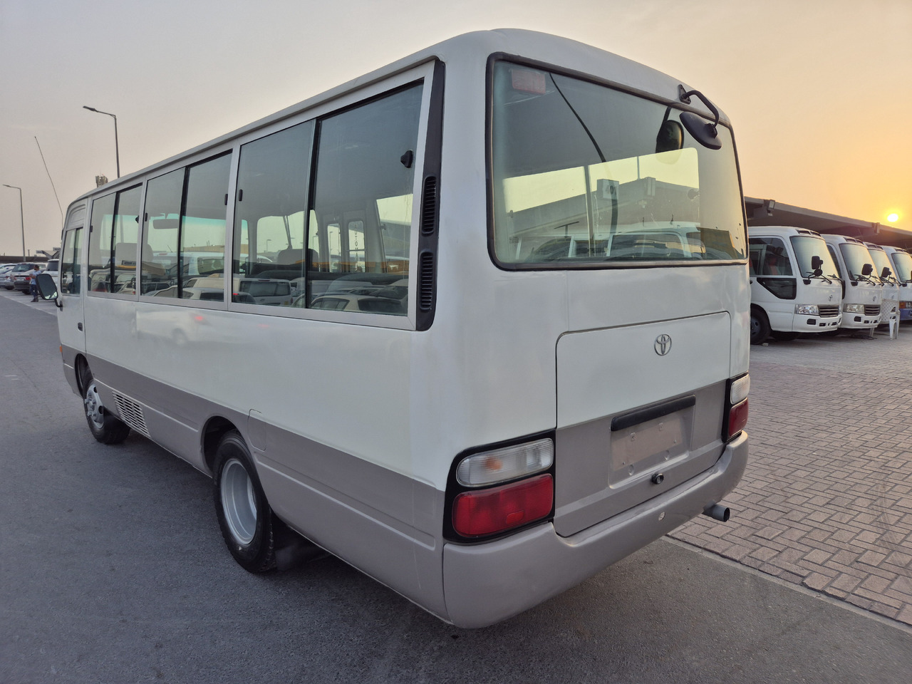 TOYOTA Coaster ... 25 places ...climatisé - Minibüs, Minivan: fotoğraf 3 TOYOTA Coaster ... 25 places ...climatisé - Minibüs, Minivan: fotoğraf 3