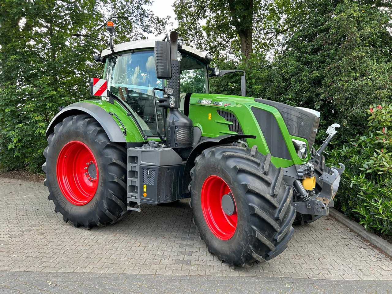 FENDT 828 Vario S4 ProfiPlus - Traktör: fotoğraf 3 FENDT 828 Vario S4 ProfiPlus - Traktör: fotoğraf 3