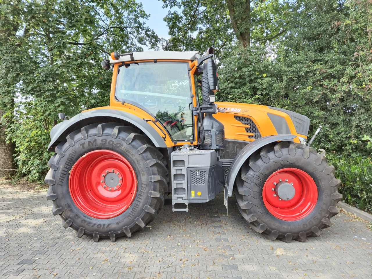 FENDT 828 Vario S4 ProfiPlus - Traktör: fotoğraf 2 FENDT 828 Vario S4 ProfiPlus - Traktör: fotoğraf 2
