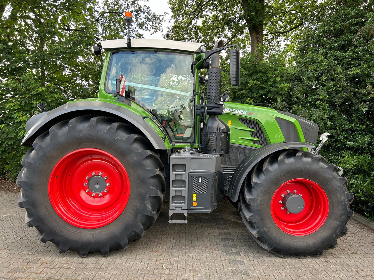 FENDT 828 Vario S4 ProfiPlus - Traktör: fotoğraf 4 FENDT 828 Vario S4 ProfiPlus - Traktör: fotoğraf 4