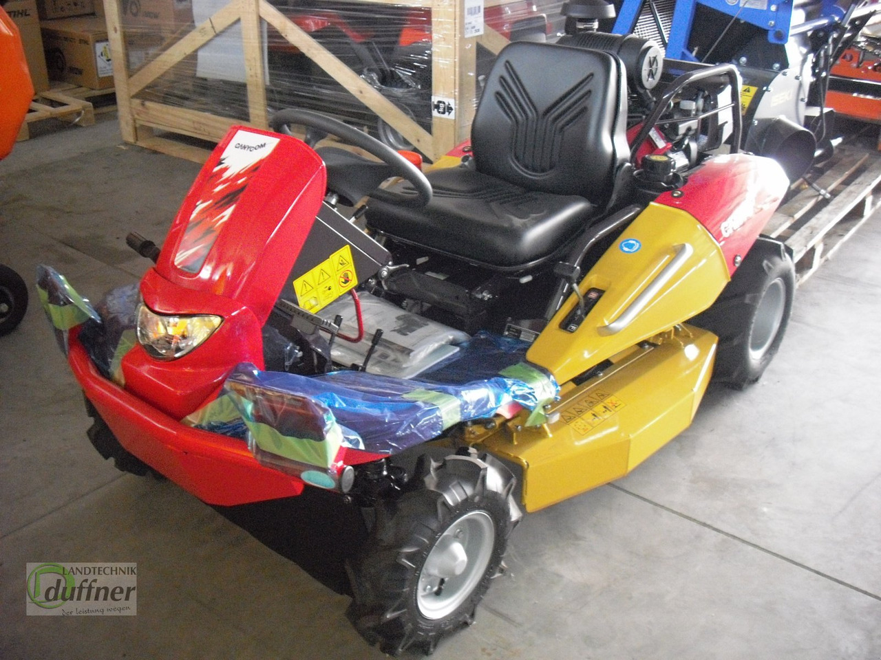Canycom CMX 2402 - Çim biçme makinesi: fotoğraf 1 Canycom CMX 2402 - Çim biçme makinesi: fotoğraf 1