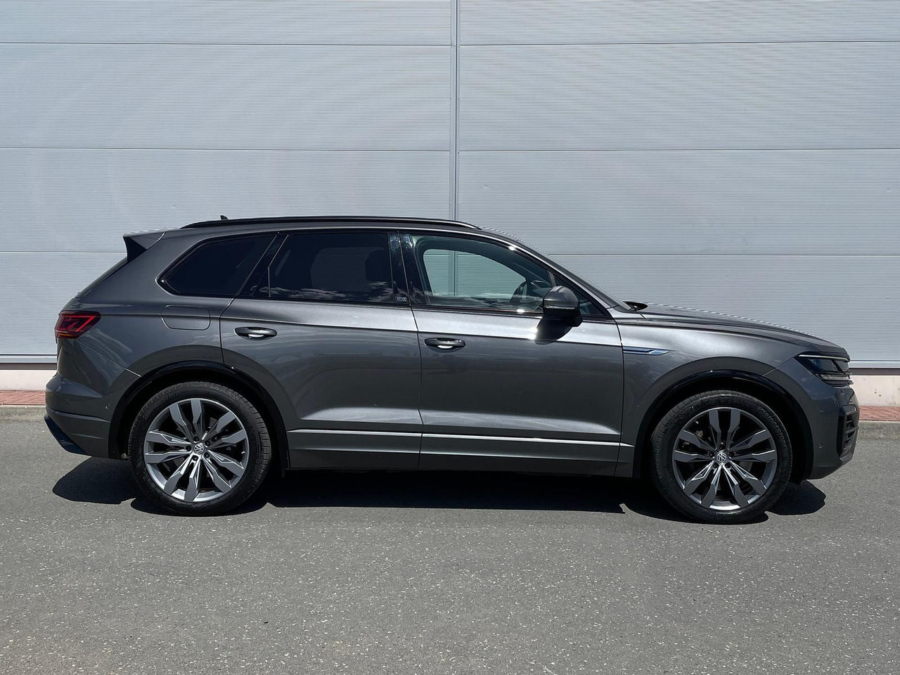 Volkswagen Touareg 4.0 V8 TDI One Million 4M LEDER AHK ACC - SUV: fotoğraf 5 Volkswagen Touareg 4.0 V8 TDI One Million 4M LEDER AHK ACC - SUV: fotoğraf 5