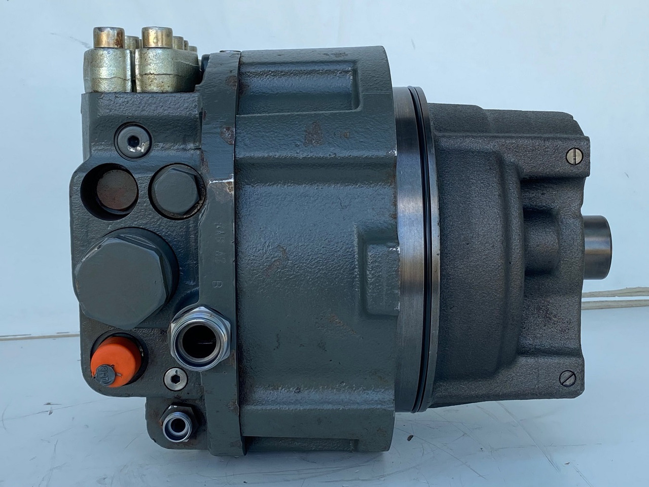 Liebherr Hydraulikeinbaumotor CMVE O 108. ID-Nr.10118562 - ID-Nr.10132610 - ID-Nr.10129048. LOS1916, LOS916, LOS926, R906, R916, R918, R920, R922, R924, R926COMP, R926, R936. #27979# - Hidrolik motor - Paletli ekskavatör: fotoğraf 2 Liebherr Hydraulikeinbaumotor CMVE O 108. ID-Nr.10118562 - ID-Nr.10132610 - ID-Nr.10129048. LOS1916, LOS916, LOS926, R906, R916, R918, R920, R922, R924, R926COMP, R926, R936. #27979# - Hidrolik motor - Paletli ekskavatör: fotoğraf 2