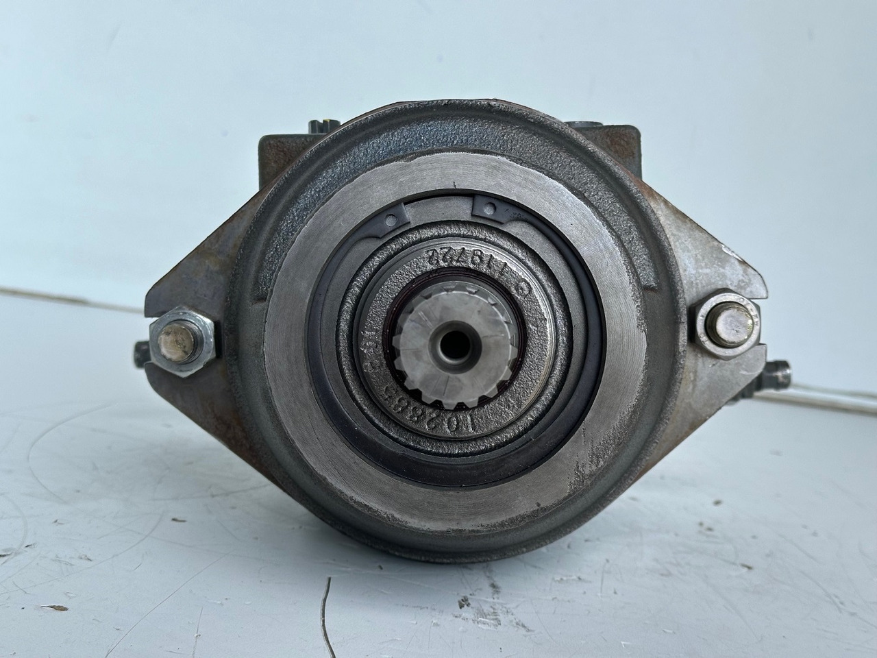 Liebherr Hydraulikeinbaumotor Typ:FMF058, ID-Nr.10122576 - ID-Nr.10145827 - ID-Nr.11371069. LOS1906, P924 COMP , R906, R906 PROTO, R916, R922, R924, R924 COMP, R926 COMP, R926 K LC. #39780# - Hidrolik motor - Ekskavatör: fotoğraf 5 Liebherr Hydraulikeinbaumotor Typ:FMF058, ID-Nr.10122576 - ID-Nr.10145827 - ID-Nr.11371069. LOS1906, P924 COMP , R906, R906 PROTO, R916, R922, R924, R924 COMP, R926 COMP, R926 K LC. #39780# - Hidrolik motor - Ekskavatör: fotoğraf 5