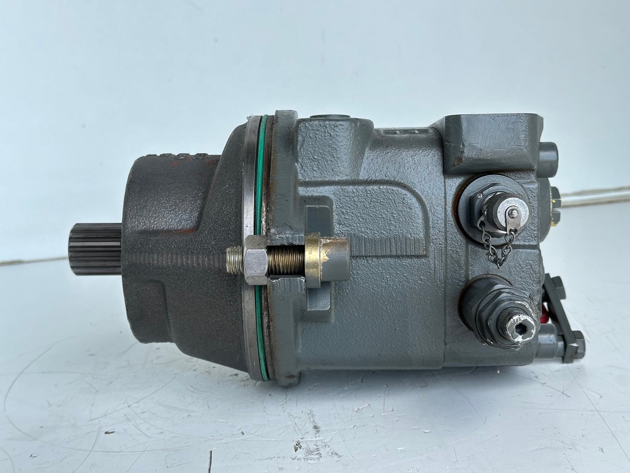 Liebherr Hydraulikeinbaumotor Typ:FMF058, ID-Nr.10122576 - ID-Nr.10145827 - ID-Nr.11371069. LOS1906, P924 COMP , R906, R906 PROTO, R916, R922, R924, R924 COMP, R926 COMP, R926 K LC. #39780# - Hidrolik motor - Ekskavatör: fotoğraf 3 Liebherr Hydraulikeinbaumotor Typ:FMF058, ID-Nr.10122576 - ID-Nr.10145827 - ID-Nr.11371069. LOS1906, P924 COMP , R906, R906 PROTO, R916, R922, R924, R924 COMP, R926 COMP, R926 K LC. #39780# - Hidrolik motor - Ekskavatör: fotoğraf 3