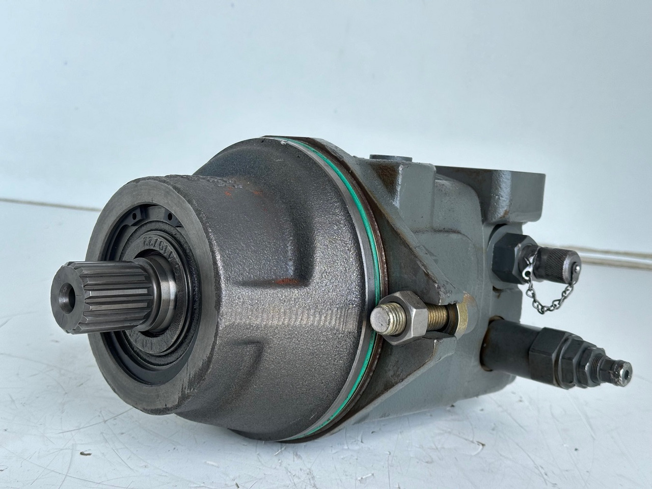 Liebherr Hydraulikeinbaumotor Typ:FMF058, ID-Nr.10122576 - ID-Nr.10145827 - ID-Nr.11371069. LOS1906, P924 COMP , R906, R906 PROTO, R916, R922, R924, R924 COMP, R926 COMP, R926 K LC. #39780# - Hidrolik motor - Ekskavatör: fotoğraf 1 Liebherr Hydraulikeinbaumotor Typ:FMF058, ID-Nr.10122576 - ID-Nr.10145827 - ID-Nr.11371069. LOS1906, P924 COMP , R906, R906 PROTO, R916, R922, R924, R924 COMP, R926 COMP, R926 K LC. #39780# - Hidrolik motor - Ekskavatör: fotoğraf 1