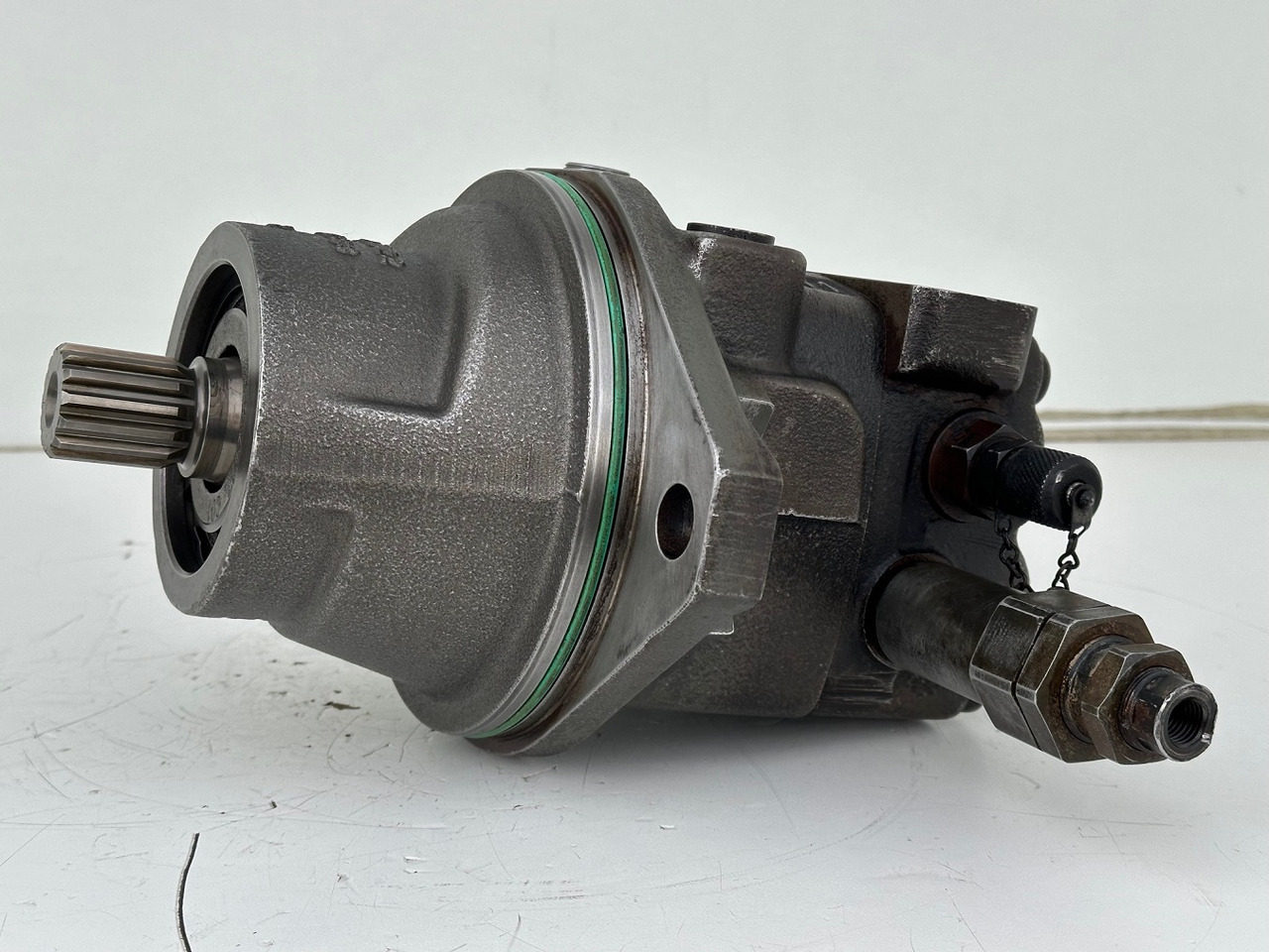 Liebherr Original Hydraulikeinbaumotor FMF045. ID-Nr.12464105. SAT250/287. LH18M, LH22C, LH22M, LH24M, LH26EC, LH26EM, LH26M. #12464105.20985# - Dönüş motoru - İş makinaları: fotoğraf 2 Liebherr Original Hydraulikeinbaumotor FMF045. ID-Nr.12464105. SAT250/287. LH18M, LH22C, LH22M, LH24M, LH26EC, LH26EM, LH26M. #12464105.20985# - Dönüş motoru - İş makinaları: fotoğraf 2