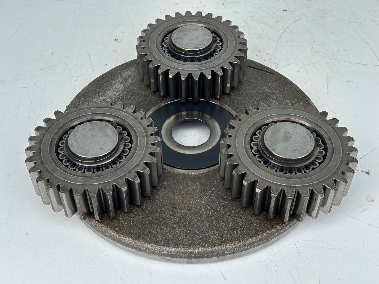 Liebherr Planetenträger ID-Nr.90024938 mit Planetenräder ID-Nr.90024939. FAT400P112 -FAT400P130 - FAT400P139. LO1936,LOS926,R926,R928,R930,R934,R936,R940,R944,R946,R950 T. #H1.6569.90024939# - Yürüyüş motoru - Paletli ekskavatör: fotoğraf 1 Liebherr Planetenträger ID-Nr.90024938 mit Planetenräder ID-Nr.90024939. FAT400P112 -FAT400P130 - FAT400P139. LO1936,LOS926,R926,R928,R930,R934,R936,R940,R944,R946,R950 T. #H1.6569.90024939# - Yürüyüş motoru - Paletli ekskavatör: fotoğraf 1