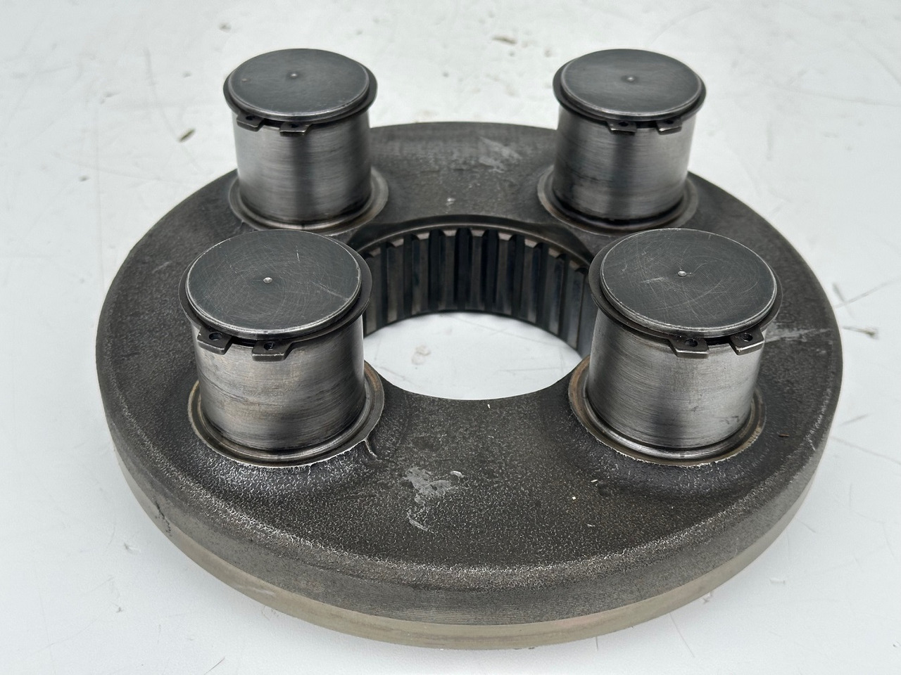 Liebherr Planetenträger ID-Nr.944306303 - ID-Nr.9443063. A924, A934, LH30, LH35, R906, R916, R922, R924, R926, R932, R934, R944. #944306303.L6.1000# - Dönüş motoru - İş makinaları: fotoğraf 1 Liebherr Planetenträger ID-Nr.944306303 - ID-Nr.9443063. A924, A934, LH30, LH35, R906, R916, R922, R924, R926, R932, R934, R944. #944306303.L6.1000# - Dönüş motoru - İş makinaları: fotoğraf 1