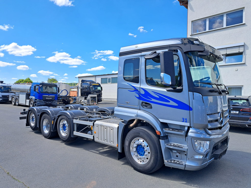 Mercedes Benz Actros 3243 8x2 1,2 & 4 Lenkachse, 2 & 4 Liftbar(Nr. 6051) - Şasi kamyon: fotoğraf 2 Mercedes Benz Actros 3243 8x2 1,2 & 4 Lenkachse, 2 & 4 Liftbar(Nr. 6051) - Şasi kamyon: fotoğraf 2